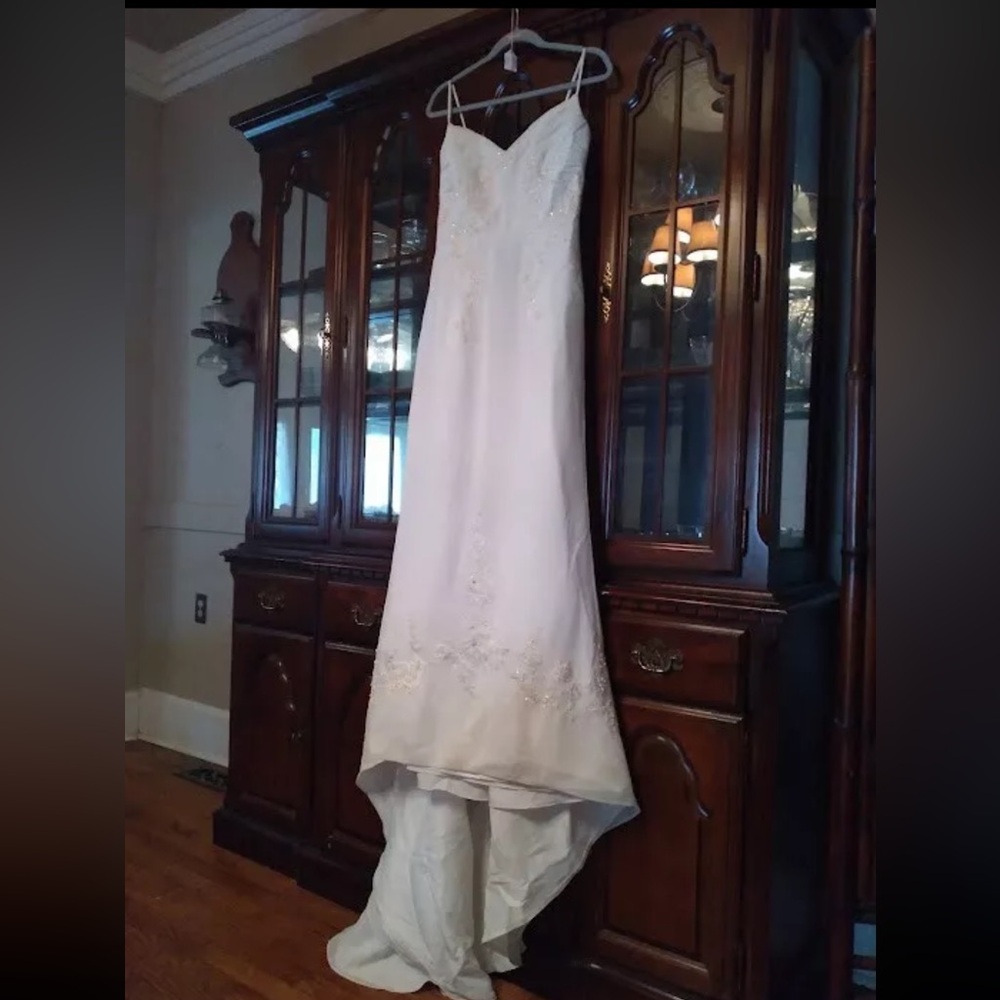 NWOT Lady Roi beaded lace wedding dress with small train